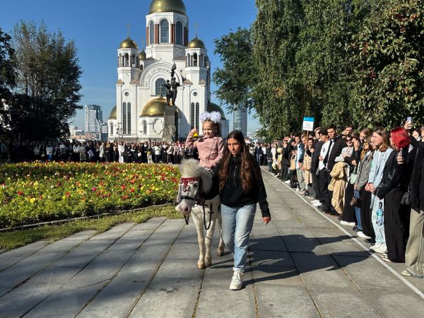 Будущих уральских аграриев и их педагогов в начале учебного года напутствовала девочка на пони