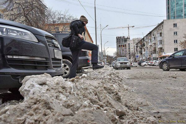 В Пионерском микрорайоне рабочие установили на дороге незаметные водителям преграды