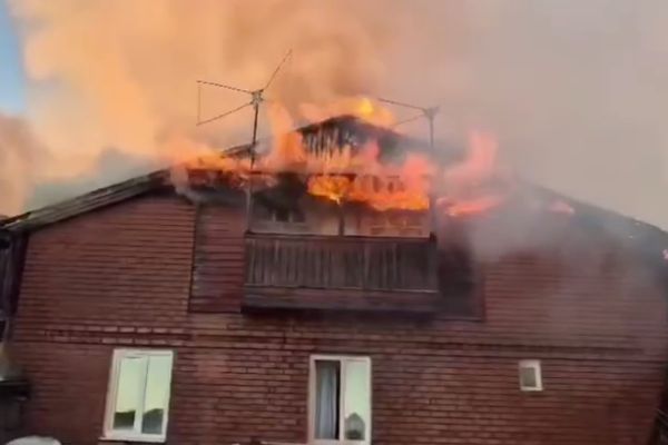 В Верхней Пышме загорелись два частных дома