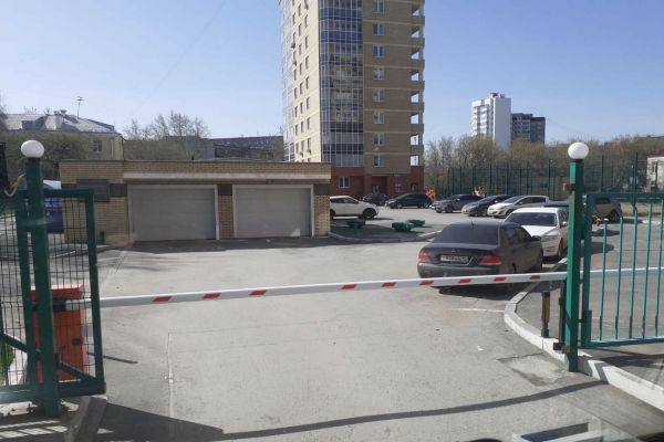 В Екатеринбурге водители мусоровозов пожаловались на  закрытые шлагбаумы во дворах