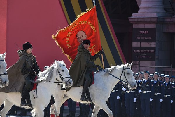 Фоторепортаж: 9 мая по главной площади Екатеринбурга впервые пройдут кавалеристы