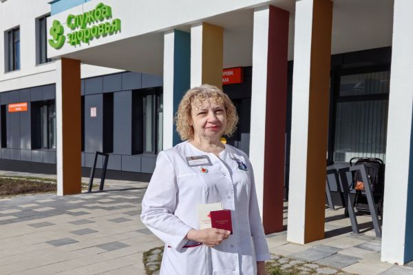 Спасать жизни — в крови: участковая медсестра стала почетным донором и привела за собой всю семью