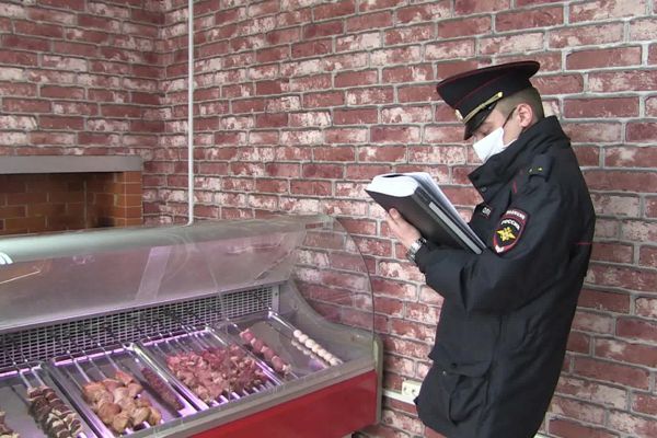 Полиция провела рейд по торговым точкам Екатеринбурга, нарушающим режим самоизоляции