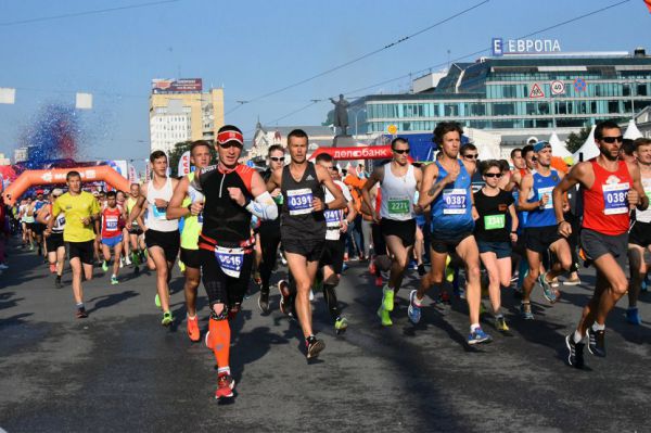 По центру Екатеринбурга пробежали больше 5 тысяч участников марафона «Европа – Азия»