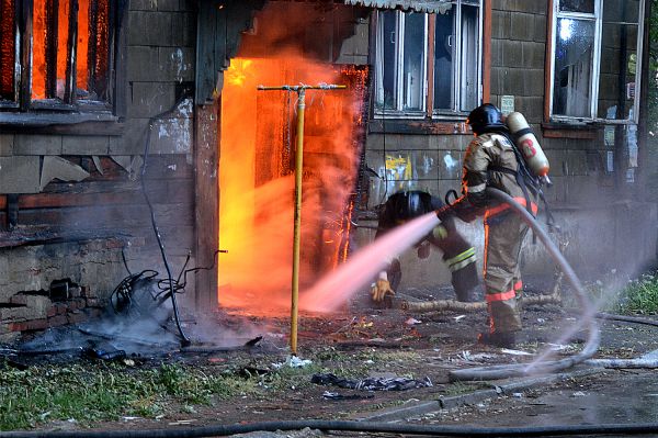 Успели вынести часть вещей: в Свердловской области сгорел деревянный дом на четыре семьи