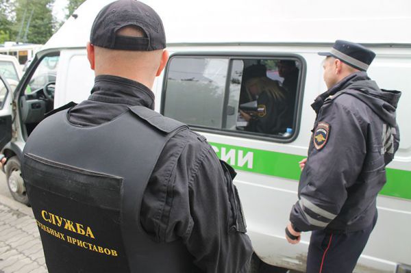 На Среднем Урале приставы забрали иномарку у пьяного водителя, которого ранее лишили прав
