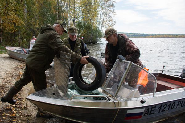 Свердловчане собрали мусор с берегов водохранилища в Новоуральске