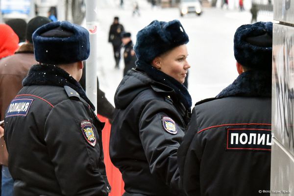 Конфликт из-за шапки: массовая драка произошла у метро в Екатеринбурге