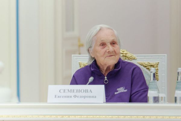 От Урала до Кремля: Владимир Путин встретился с Бабушкой Женей, покорившей интернет своим тревел-блогером