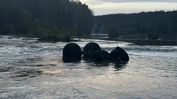 На Северном Урале погиб водитель вездехода, на котором группа мужчин форсировала реку Сосьву