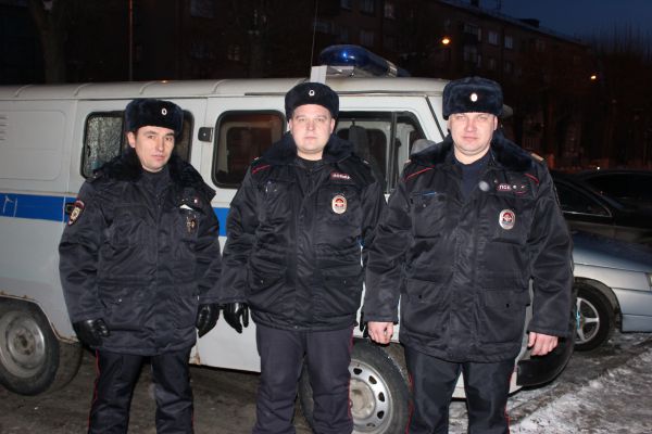 Свердловские полицейские и пожарные, рискуя жизнью, спасли из горящего дома трех взрослых и ребенка