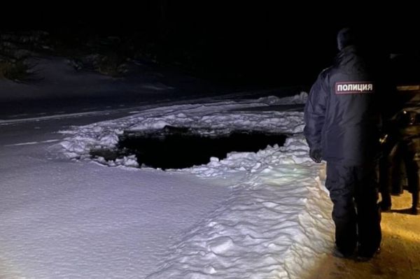 В Ирбите трактор ушел под лед, водителя до сих пор ищут