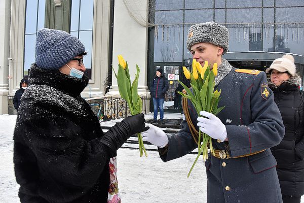 Фоторепортаж: военные подарили женщинам Екатеринбурга цветы и улыбки