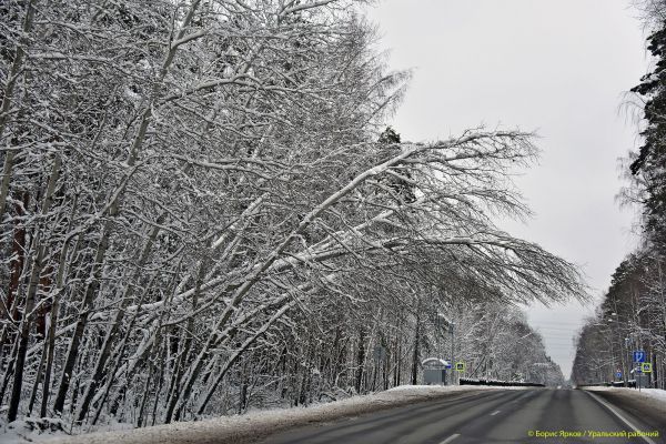 На Среднем Урале дорожные рабочие ликвидируют последствия снегопада