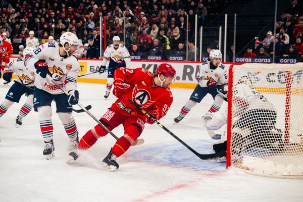 «Автомобилист» со счетом 8:1 нанес поражение магнитогорскому «Металлургу»