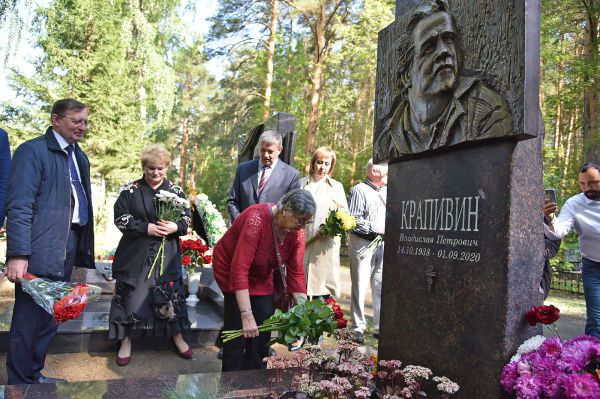 В Екатеринбурге открыли памятник легендарному детскому писателю Владиславу Крапивину