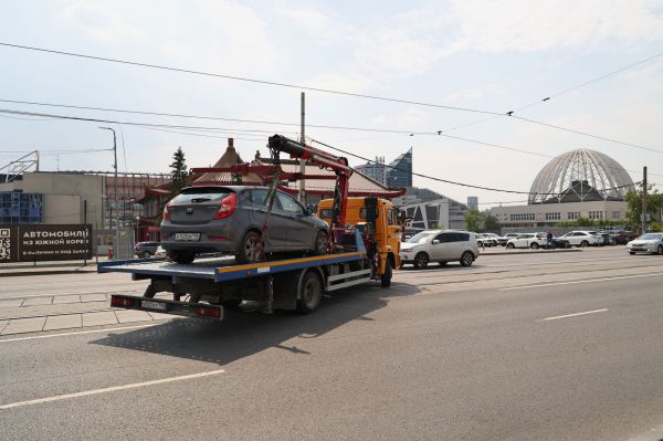 В Екатеринбурге квартальные в июле начнут выписывать штрафы за парковку на тротуарах