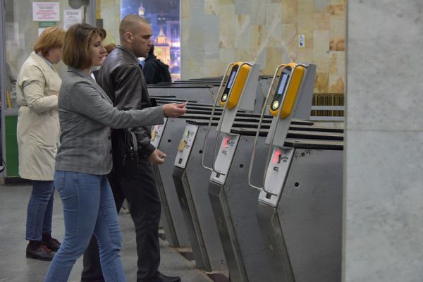 В метро Екатеринбурга пассажиры стали в два раза чаще оплачивать проезд улыбками