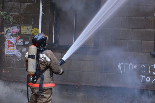 Валил густой дым: пожарные потушили пожар в ритуальной службе
