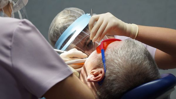 Молодых стоматологов Свердловской области приглашают побороться за звание лучшего реставратора зубов