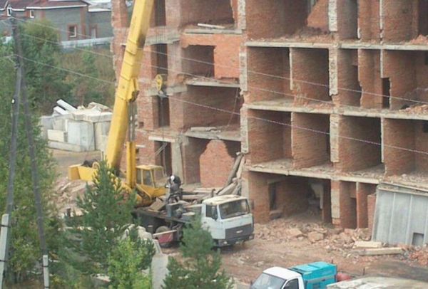 В Сысерти рухнувшая стена недостроенного здания придавила рабочего