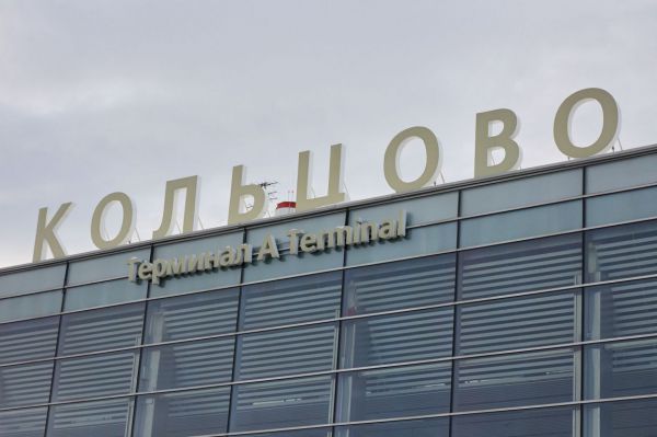 Самолёты отправляют на запасные аэродромы: в «Кольцово» из-за ракетной опасности введены ограничения на прием и выпуск рейсов