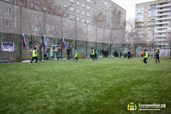 Еще два дворовых корта открыли в Екатеринбурге по программе «Спорт в каждый двор»