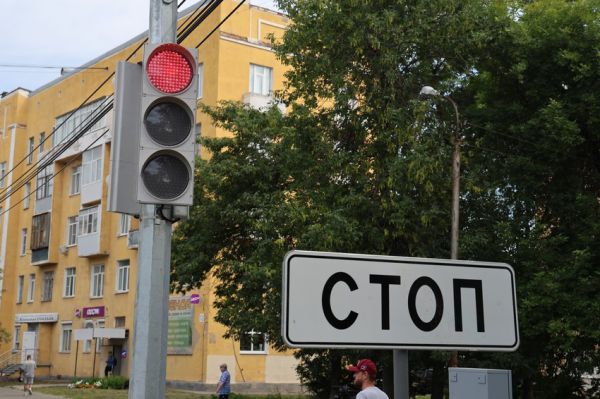 В Каменске-Уральском на улице Алюминиевой установили два новых светофора