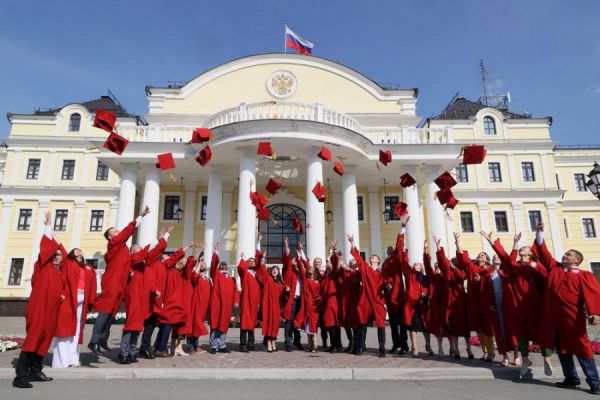 Руководитель Свердловской области Денис Паслер поздравил полпредство Президента России в Уральском федеральном округе с 25-летием