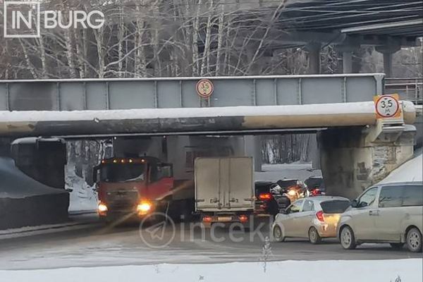 Под мостом на въезде в Компрессорный застряла очередная фура