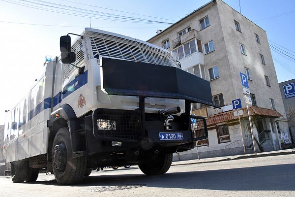 В Екатеринбурге люди в камуфляже штурмовали склад на ЖБИ