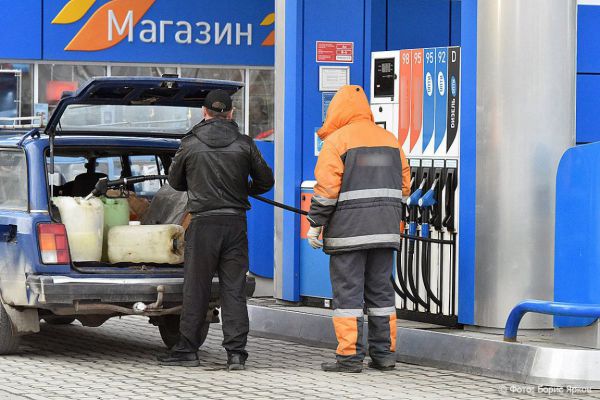 Эксперты не исключили снижения цен на бензин из-за санкций Запада