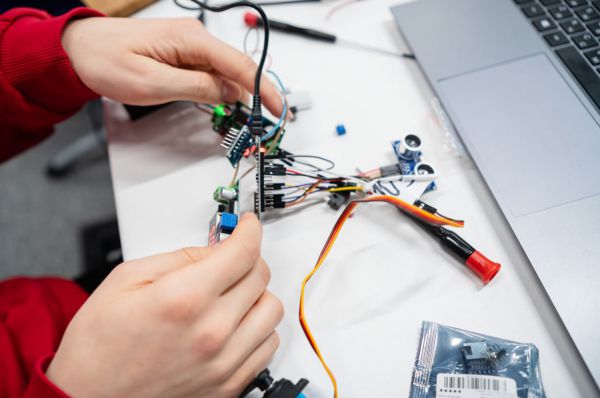 Губернатор Денис Паслер поздравил свердловских ученых с Днём российской науки