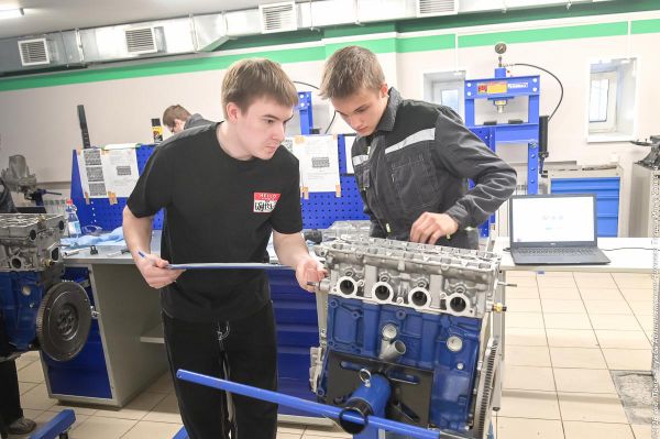 Отремонтировать авто и сшить обновку: тагильские старшеклассники показали навыки в 32 профессиях