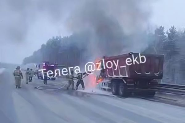 Движение по ЕКАД перекрыли из-за горящего грузовика