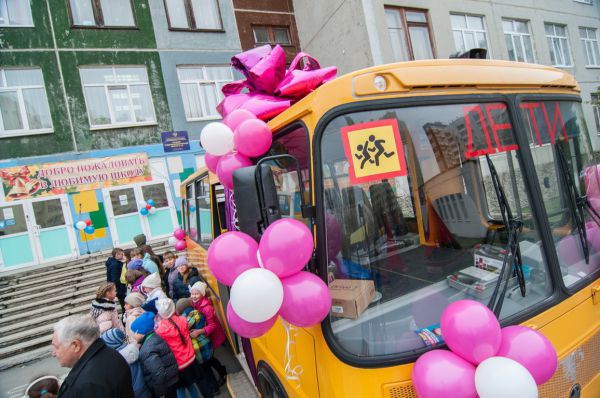 Школьникам поселка Чусовское Озеро подарили новый автобус