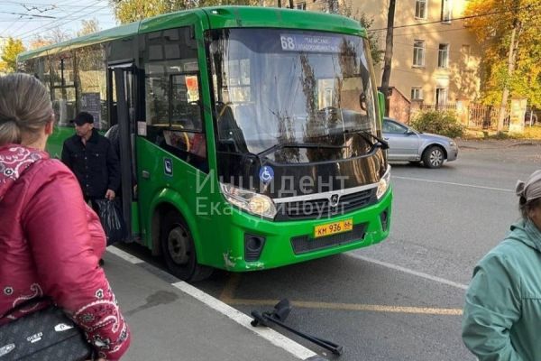 На Эльмаше автобус с пассажирами врезался в трамвайную остановку