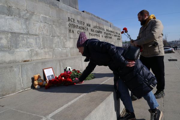 Екатеринбуржцы несут цветы в память о погибших при теракте в Подмосковье