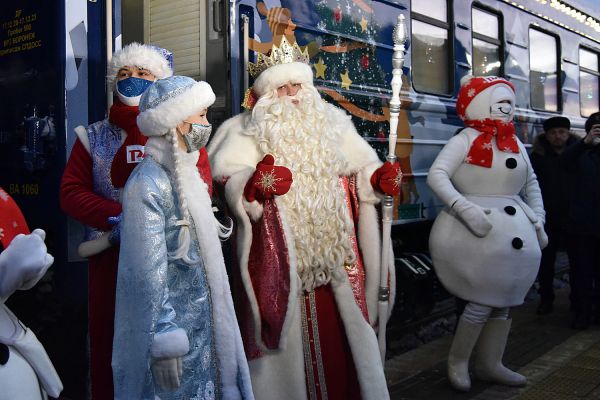 Фоторепортаж: поезд Деда Мороза привез в Екатеринбург оленя