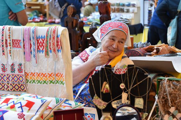 Свердловские мастера ручного ткачества получили поддержку областных властей