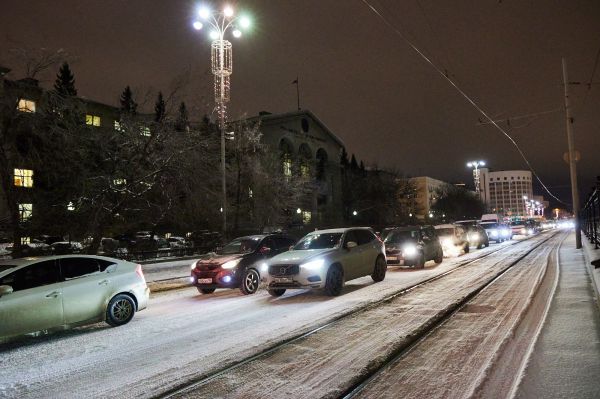 Екатеринбург погряз в десятибалльных пробках