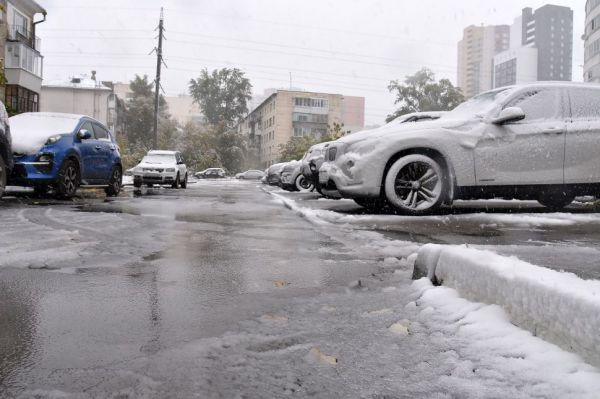 Свердловчан предупредили о заледеневших дорогах