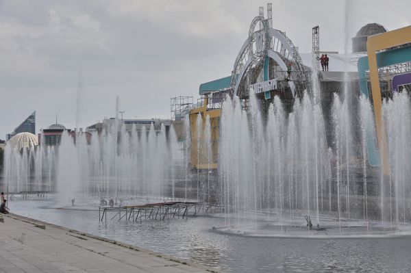В Екатеринбурге паводок помешал монтажу музыкального фонтана на Плотинке