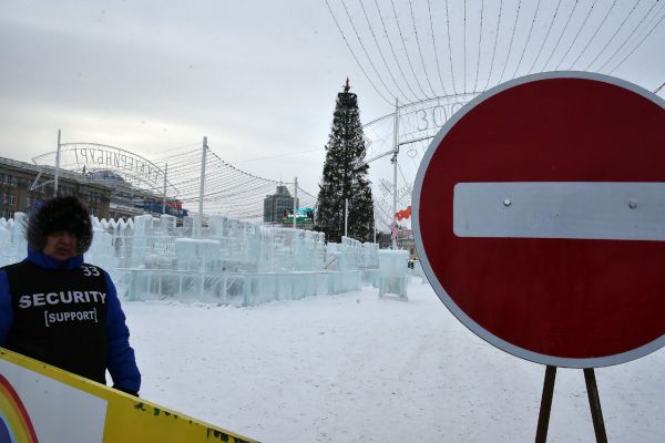 В Екатеринбурге из-за непогоды закрыли главный ледовый городок