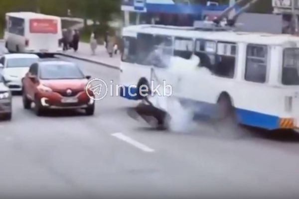 В Екатеринбурге у троллейбуса на ходу лопнуло колесо