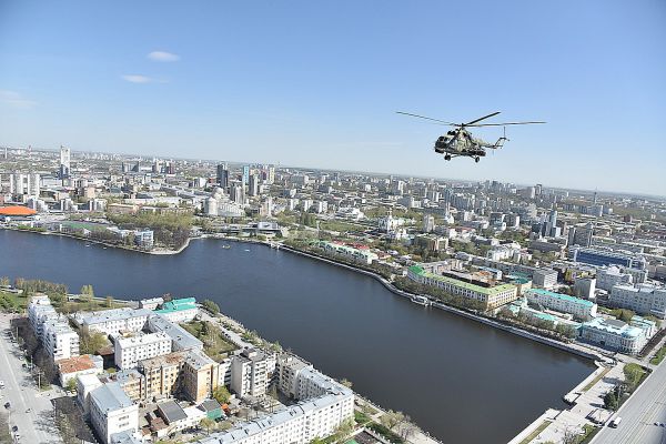 Фоторепортаж: как выглядит Екатеринбург из кабины транспортно-боевого вертолета Ми-8