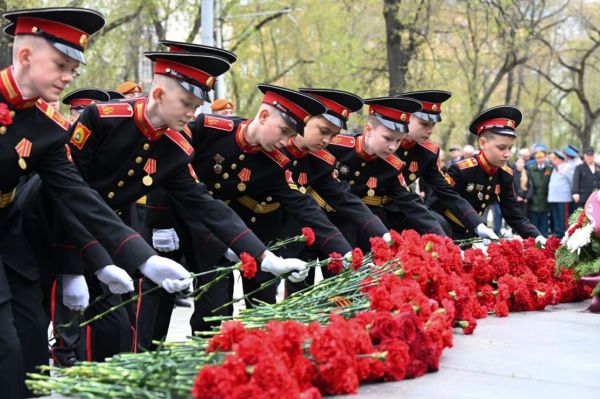 Свердловчане возложили цветы к памятнику  маршалу Победы Георгию Жукову