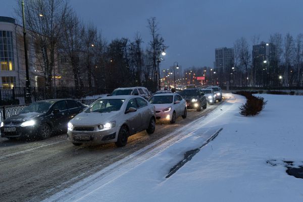 В центре Екатеринбурга выросли огромные пробки из-за сломанного светофора