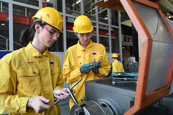 В Минпросвещения рассказали, какие профессии чаще всего хотят получить студенты колледжей