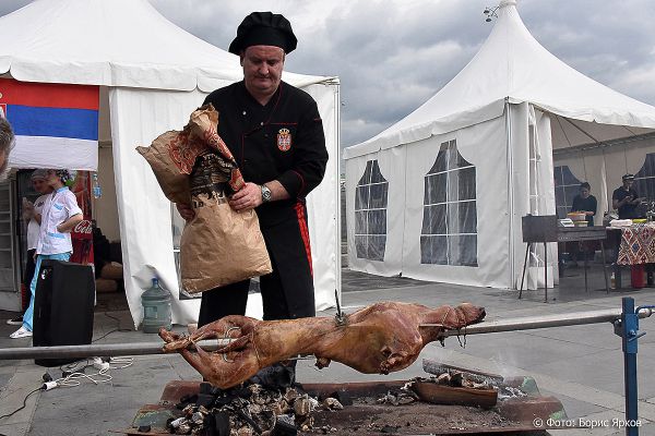 Поросячьи бега и вкусные шашлыки: в Екатеринбурге проходит фестиваль барбекю